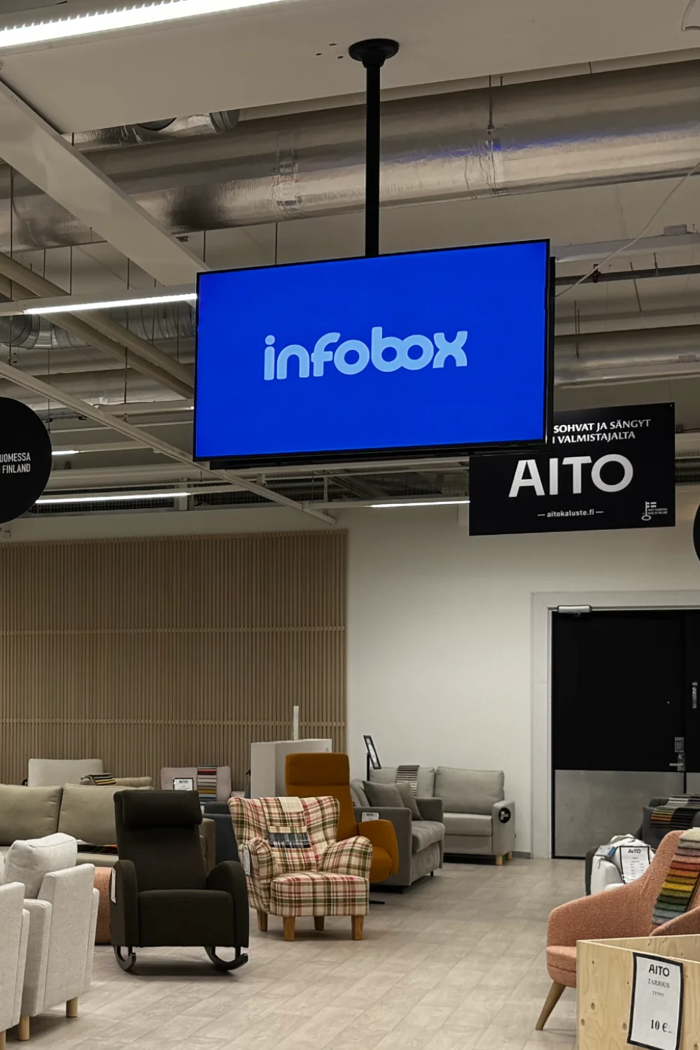 InfoBox-näyttö Aitokaluste myymälässä
