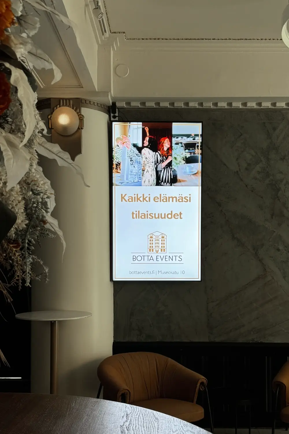 Botta Events InfoBox-näyttö aulassa