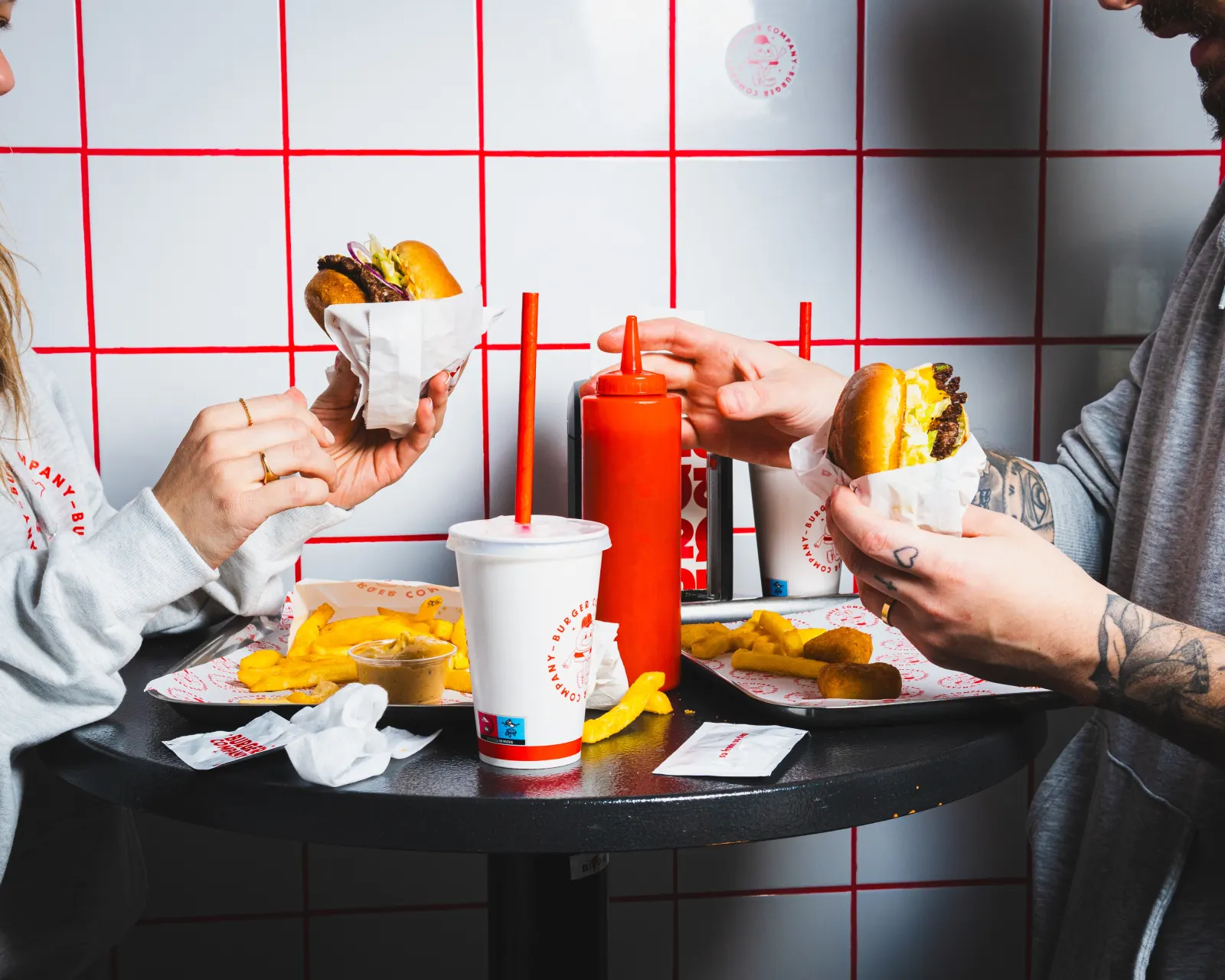 Asiakkaat syömässä smash burgereita Burger Companyn ravintolassa