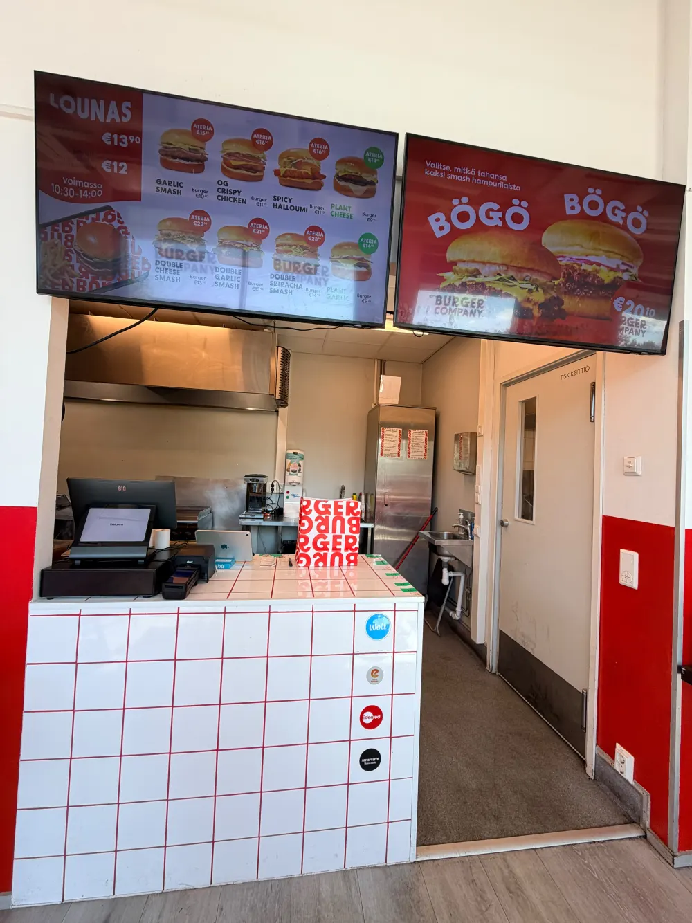 Burger Companyn palvelutiskin infonäytöt: lounaslista ja kampanja