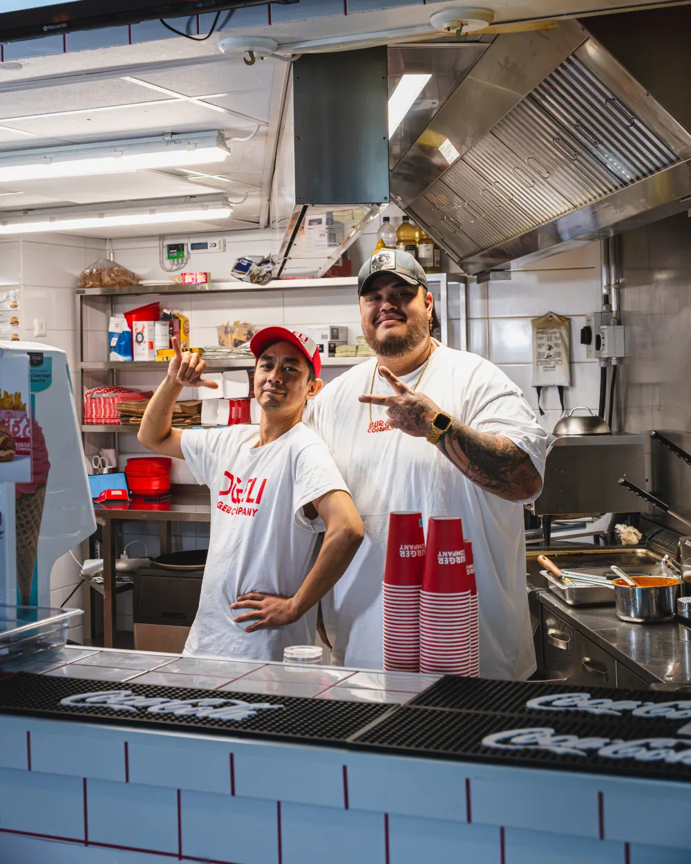 Burger Companyn työntekijät ravintolan keittiössä