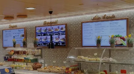Lounaslistan päivittävä infonäyttö lounasravintolan tiskillä