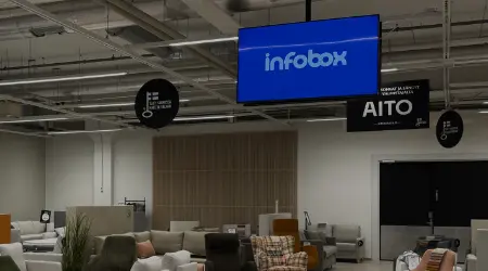 Infonäyttö myymälässä esittelemässä kampanjatuotteita