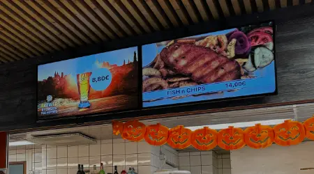 Infonäyttö ravintolassa esittämässä päivän ruokalistaa